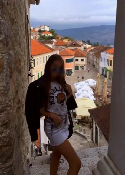 Manuela, 33